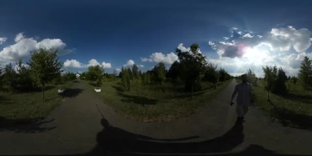360vr βίντεο τουριστικά γυρισμάτων ύπαιθρο από Εκκλησία Ιερό πεδίο του Berestetska μάχη του Kozaks στο Plyasheva χωριό πράσινο πεδίο καλοκαίρι Αγροτικού τοπίου — Αρχείο Βίντεο