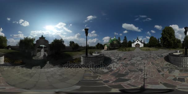 360vr відео екскурсія в поле Берестецької битви козакам групи туристів є ходьби стежка до церкви зелені поля сонячних літніх Луки — стокове відео