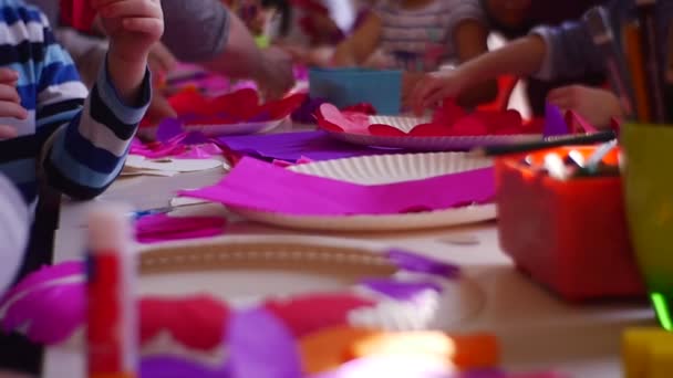 Crianças trabalham sobre cartões de felicitações para mães — Vídeo de Stock