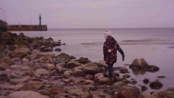 Girl Walking Playing Sea Coast Cold Weather — Stock video
