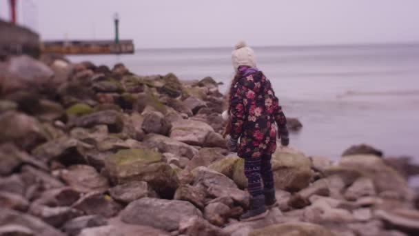Girl Walking Playing Sea Coast Cold Weather — Vídeo de stock