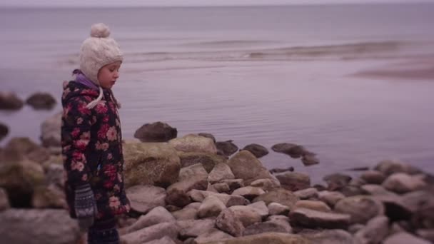 Girl Walking Playing Sea Coast Cold Weather — Vídeos de Stock