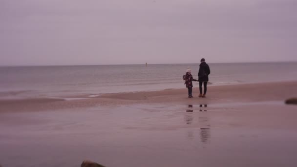 Mother Daughter Spending Time Sea Coast Cold Weather — Αρχείο Βίντεο