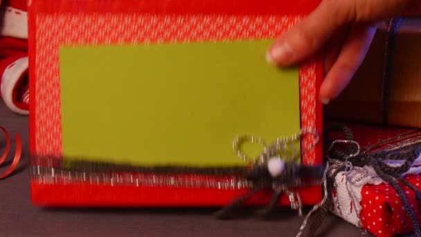 Nice Christmas Toys zijn genomen en Put onder Fir Tree, onder hen een fotolijstjes, twee vakken met feestelijke strepen, Santa, enzovoort — Stockvideo