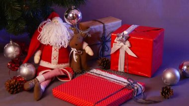 Neşeli Noel hediyeleri Noel köknar ağacı iki güzel kutusu ve bir el yapımı fotoğraf çerçevesi de dahil olmak üzere alınır