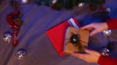 El yapımı oyuncaklar düzenlendiği daire, kırmızı kutuları ve kahverengi kutuları Noel hediyeleri ile bu daire içinde konur