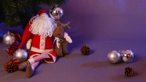I regali di Natale vengono messi sotto l'albero di abete, tra cui le scatole con regali, un pacchetto di cartoline di presentazione di diapositive e altri giocattoli fatti a mano — Video Stock