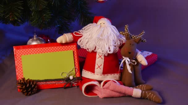 Provedené nastavení z prezentace karty z ruky a Photo Frame jsou přijímána a dát zpět pod slavnostní Looking vánoční stromek s mnoha zábavnými hračkami pod ním