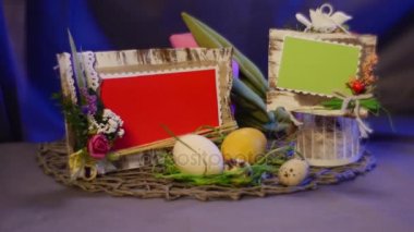 Üzerinden bir Paskalya kompozisyon tavuk bıldırcın yumurtası, pembe Tylips, bir ayarla, slayt, fotoğraf çerçevesi ve kartları bir Paskalya dekor yumurta kutusu olduğunu koydu masada