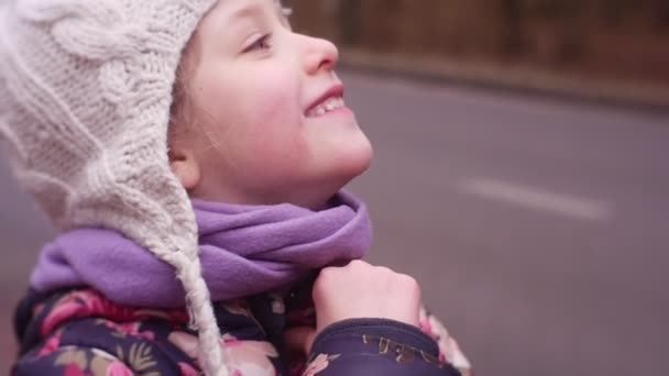 Meisje lacht en lacht, terwijl het luisteren naar een verhaal — Stockvideo