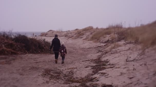 Mother Daughter Spending Time Sea Coast Cold Weather — Vídeo de Stock