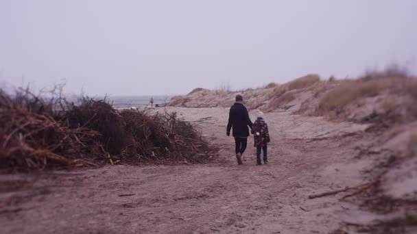 Mother Daughter Spending Time Sea Coast Cold Weather — Vídeos de Stock