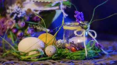 Geleneksel Paskalya Katolik Christian tablo, kapalı Paskalya hediyeler, Hen de dahil olmak üzere ve bıldırcın yumurtası, bir şişe ile bir mum, alan çiçek ve benzeri