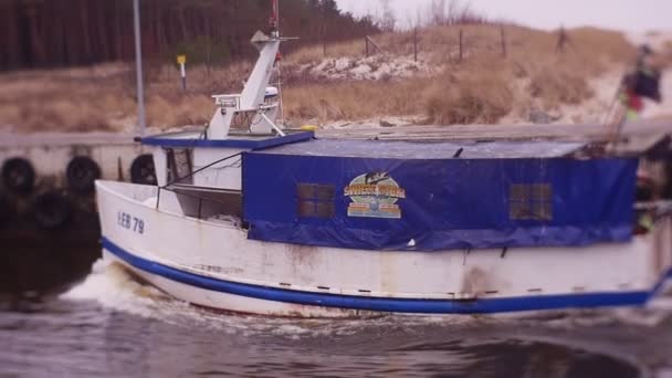 Malé rybářské plavidlo opustí přístav město — Stock video
