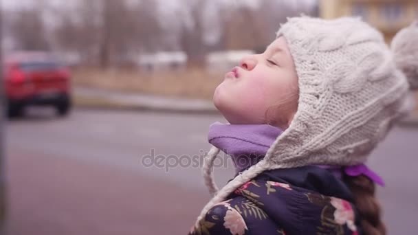 Dívka vyvolává její pohled vysoce do nebe — Stock video
