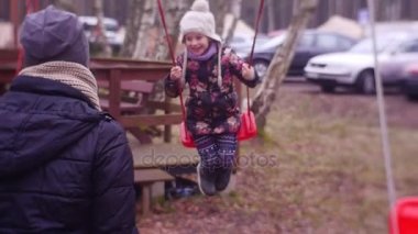 Çocuk Bahçesi yakınında park Swing ile