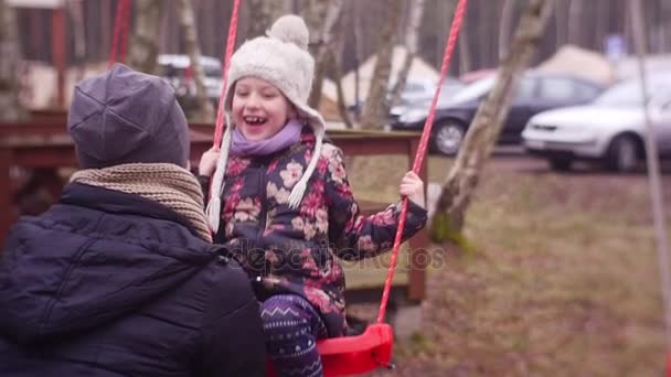 Дівчина кричить за задоволення і жах — стокове відео