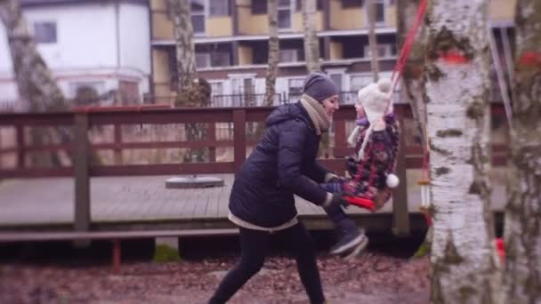 Mutter stößt Tochter von sich weg — Stockvideo