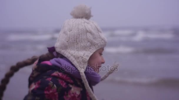 Girl Performs an Incendiary Dance on Shore of Sea — Stock Video