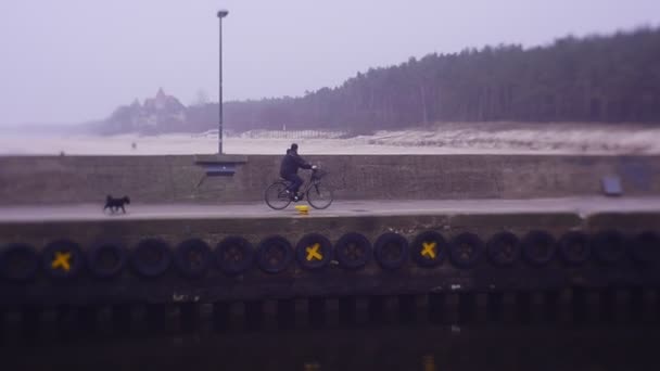 Samotny rowerzysta idzie do jazdy na rowerze wzdłuż wybrzeża — Wideo stockowe