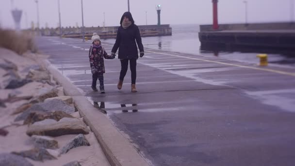 Mujer camina con un niño, habiendo unido las manos — Vídeos de Stock