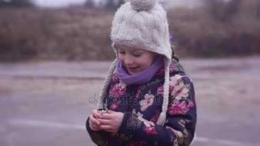 Plastik bilezik olarak elleri küçük esmer kız