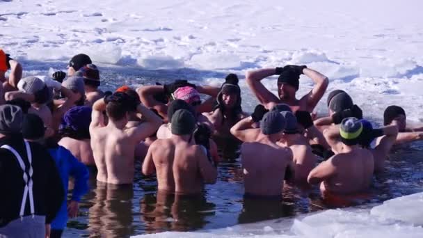 İnsanların büyük kalabalık bir buz deliğine geldi — Stok video