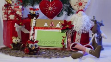 bir kutu ile bir fotoğraf çerçeve şenlikli bir kadının el From Under bir Noel köknar ağacı tarafından aldı