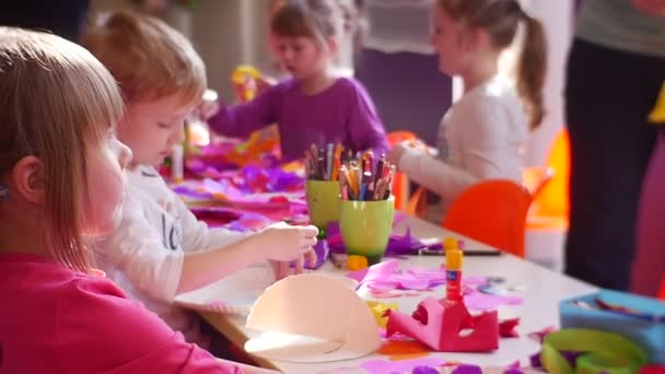 Barn engagerade i utarbetandet av en dekorationer — Stockvideo