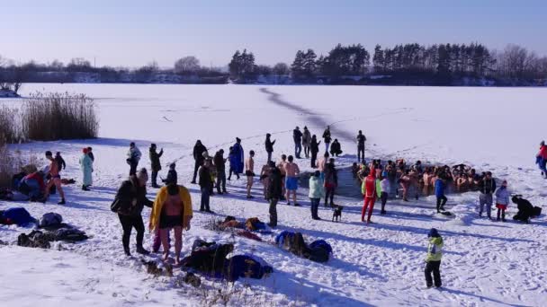 Une grande foule de gens est venue sur un lac Bolko — Video