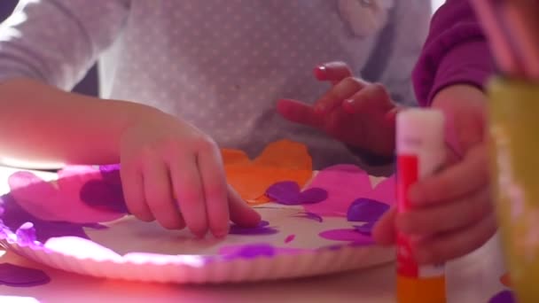 Дівчина перевіряє цілісність папери серця — стокове відео