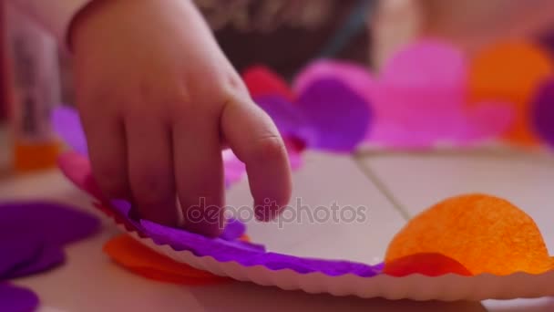 Kind repariert eine Dekoration zum Feiern — Stockvideo