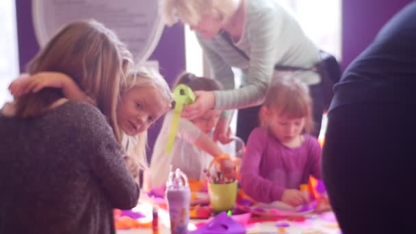 Barn utbildade för att skapa pappers dekorationer — Stockvideo