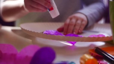 Çocuk bir hediye üretiminde devreye girer