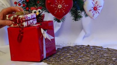 El yapılan Noel Baba yerleştirilen arasında diğer el yapılmış oyuncaklar varlık altında bir Noel köknar ağacı olduğunu