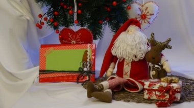 Güzel fotoğraf çerçevesi alınan Away From bir grup, el yapılmış oyuncaklar, yer altında bir Noel köknar ağacı Studio olduğunu