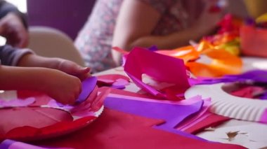 Yetişkin ve bunların alt öğeleri renkli kağıttan beyaz yuvarlak plastik boşlukları Saint Valentine's Day ağır çekimde kutlamak için aşağı eller güzel kalpleri yapmak