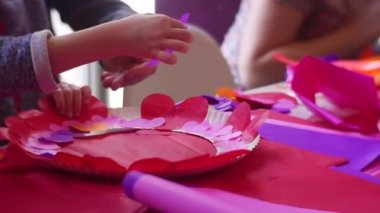 Çocuklar sopa aşağı bir çok onları Slo-mo Saint Sevgililer günü onların arkadaşları sunmak için özel beyaz plastik yuvarlak boşlukları üzerinde mor ve pembe kalp