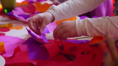 Küçük kız pembe ve mor kalbi çiçek yaprakları ile onların sokulgan Slo-mo Saint Valentine's Day kutlamak için beyaz yuvarlak boşluklar için tutkallar