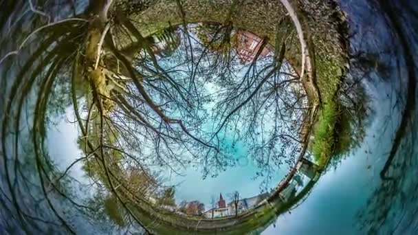 Chiesa di Oder Rabbit Hole Planet 360 Grado Bella Vista Città Vecchia Europea Edifici storici Antica cattedrale cattolica Automobili su un ponte sul fiume — Video Stock