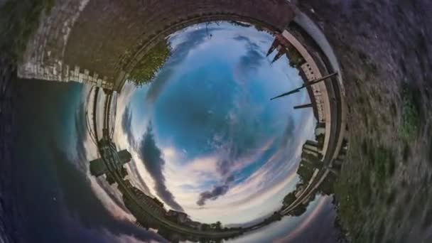Dunkel werden am Fluss oder Kaninchenloch Planet 360-Grad-Böschung Altbauten Urlaub in Opole historische Gebäude Kathedrale leuchtet blauer Himmel — Stockvideo