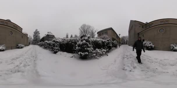 冬に街を歩く人の360度Vrパノラマ — ストック動画