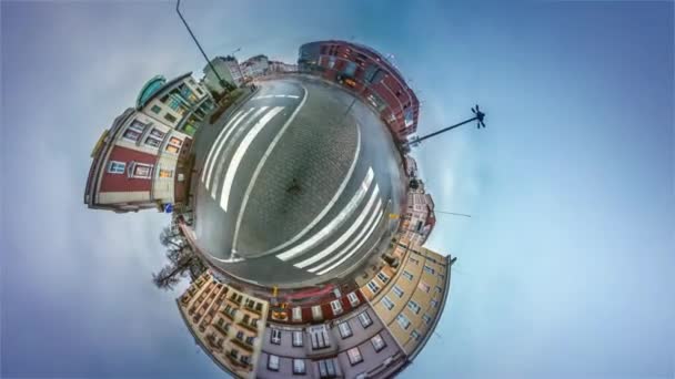 Mini planeet 360 graden Opole centrum Cityscape oude Europese stad in de buurt van Trade Center geplaveide historische gebouwen cultureel erfgoed van Polen — Stockvideo