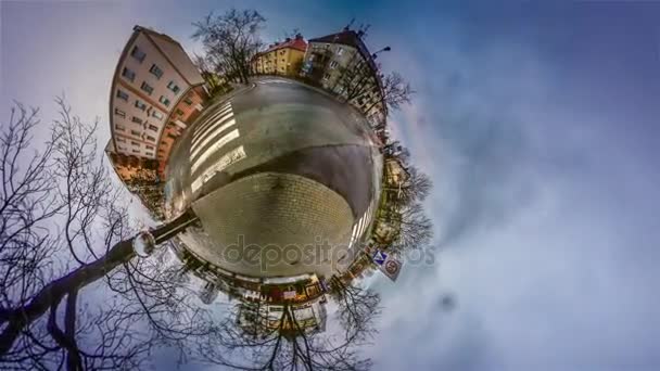 Mini-Planet Urlaub in der Altstadt 360 Grad Straße schöner Anblick der europäischen Stadt historische Gebäude kulturelles Erbe von Polen Opole Süßwarenladen — Stockvideo