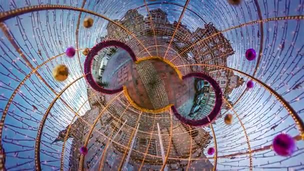 Mini-Planet 360-Grad-Weihnachten auf dem Platz in der Innenstadt der alten europäischen Stadt Menschen zu Fuß durch Ort mit Lichtern dekoriert historische Gebäude Architektur — Stockvideo