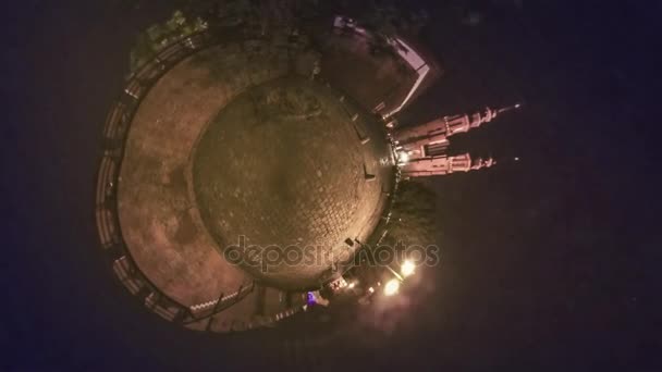 Katedrála v noci ve věku Mini Planet 360stupňových tajemný pohled Opole dovolená v Opole, historických staveb a architektury chodí ulicemi ručičky času — Stock video