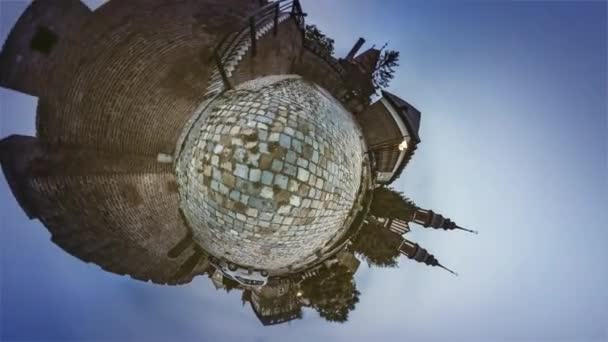 Cobblestone e Iglesia Mini Planeta 360 Grado oscureciendo en Opole Katedra Turistas pasan sus vacaciones en Opole Edificios Históricos Arquitectura en Religión — Vídeos de Stock
