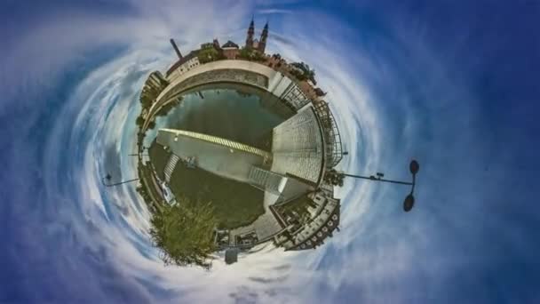 Befästningsvallar vallen Mini Planet 360 graders människor vandrar genom små kanal semester i Opole historiska religiösa byggnader arkitektur blå himmel molnlandskap — Stockvideo
