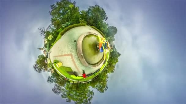 Cobblestone en Springtime Park Mini Planet 360 grados de vacaciones en Opole Colorida estatua en la fuente Paseo por el lugar público de descanso Recreación al aire libre — Vídeo de stock