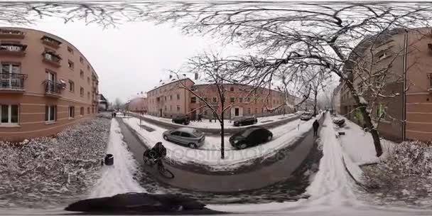 Opole Street 360vr Video Valentijnsdag panorama van Oleska en Katowicka straten in Opole architectuur van de oude stad vervoer bewolkt koude dag — Stockvideo